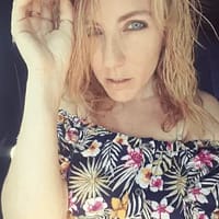 Mya Lorenn pornstar in a car, pulling her sun glasses at the top of her head and posing for the camera.